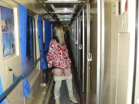 Откровенная женская обнаженка в поезде во время поездки на курорт