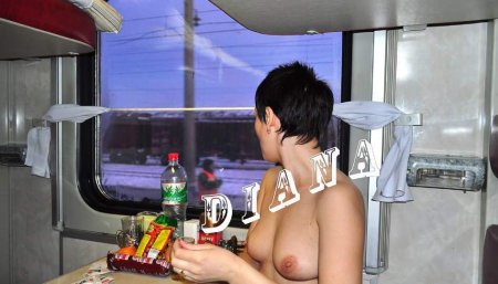 Откровенная женская обнаженка в поезде во время поездки на курорт