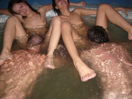 Женатые мужики трахают молодых студенток в бассейне, после сауны - 17 фото