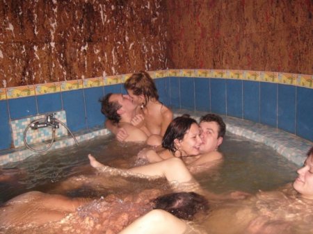 Женатые мужики трахают молодых студенток в бассейне, после сауны - 17 фото